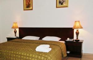 艾恩阿尔玛萨1号公寓式酒店的酒店客房,配有一张床和两盏灯