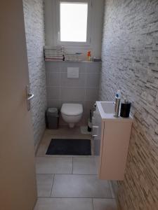 Celles-sur-BelleCHEZ VIVIANE的一间带白色卫生间的浴室和窗户。