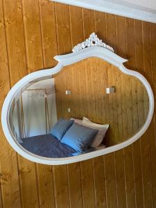 蒙丁-迪巴什图Casa da Pena的一张位于带镜子的木制房间内的床铺