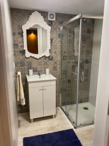 蒙丁-迪巴什图Casa da Pena的带淋浴、盥洗盆和镜子的浴室
