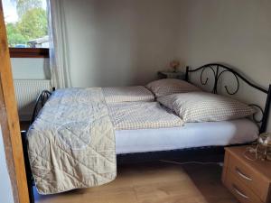 KleinichRuheidylle Weitblick的卧室内的一张床铺,带窗户