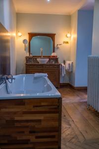 提韩格多迈纳都香格里拉诺伊维尔雍怡酒店的一间带大浴缸和水槽的浴室