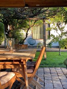 蒂米什瓦拉Garden House的院子里伞下的木餐桌