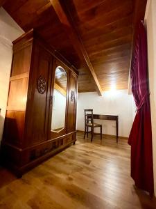 帕埃斯图姆IL GIARDINO DI ATHENA的客房设有木制橱柜和桌子。