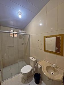 皮帕Free! Hostel Vila的浴室配有卫生间、淋浴和盥洗盆。