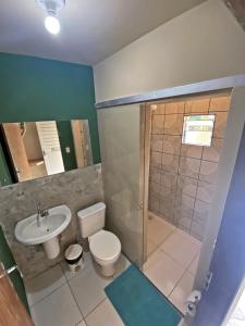 皮帕Free! Hostel Vila的浴室配有卫生间、盥洗盆和淋浴。