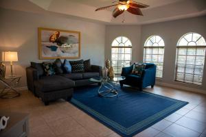 Charming vacation home in Port St Lucie.的休息区