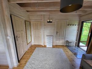盖奇瓦乌德Domek 105的一间设有白色门和白色地毯的房间