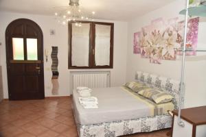 CasalgrandeCasa Emanuela, Il nostro Nido d'amore的一间卧室设有一张床和一个窗口