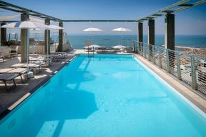 卡奥莱Hotel Marco Polo的海景游泳池