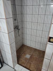 格拉耶沃Łapu Capu - Mieszkanie dla 4 osób的浴室设有白色瓷砖淋浴。