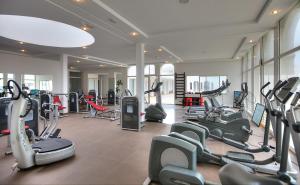 卡萨布兰卡卡萨布兰卡丽都Spa酒店（前里亚德萨拉姆）的健身房设有跑步机和椭圆机