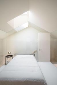 蒙考Casa do Macau的卧室配有两张白色的床。