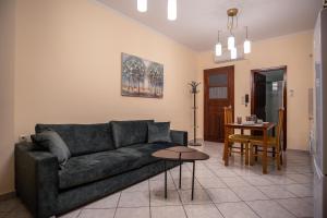 萨摩斯Ariadni Luxury Apartment的客厅配有沙发和桌子