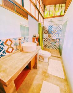 San PedrilloKinkajoungalows - Amaya Family, Drake Bay, Osa Peninsula的一间带水槽和卫生间的浴室