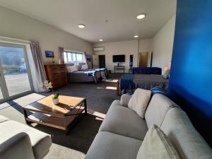 特威泽尔Pukaki Air Lodge的客厅配有沙发和桌子