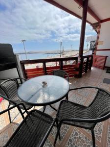 卡尔德拉Bahía Loreto的海滩阳台的桌椅