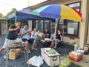 奄美島の宿　結んちゅ的一群人坐在伞下