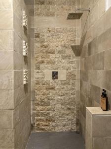 吉利特拉旺安戈林巴纳纳酒店 的一间石墙和淋浴的浴室