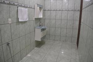 瓦尔任博尼塔Casa Canastra Ebenézer em Vargem Bonita _ MG的一间带水槽和镜子的浴室