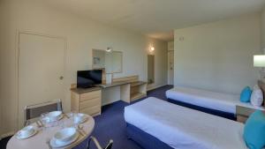 天鹅山天鹅山度假酒店的酒店客房配有两张床和一张书桌
