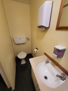 马纳普里Possum Lodge的浴室配有白色卫生间和盥洗盆。