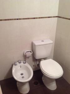 罗萨里奥米特里酒店的一间带卫生间和水槽的浴室