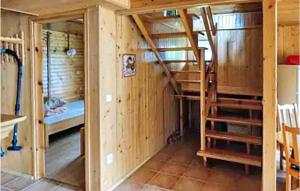 科帕利诺3 Bedroom Stunning Home In Kopalino的带双层床和梯子的客房