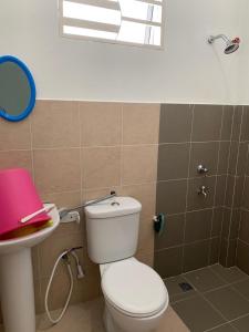 山打根Teratak kasih homestay的浴室配有白色卫生间和盥洗盆。