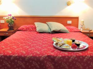 罗马Florida rooms - comfort Hotel的床上一盘食物