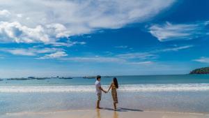 公主港巴拉望岛番加度假酒店的手持海滩的男人和女人