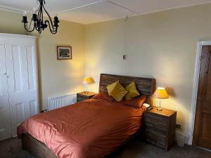泰恩茅斯The View的一间卧室配有一张带2个床头柜和2盏灯的床。