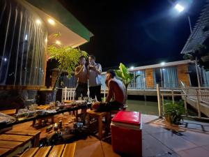 Bạc LiêuXu xu motel的一群男人晚上站在阳台上