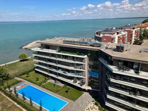 希欧福克Panoráma906 Apartman的享有带游泳池的建筑的空中景致