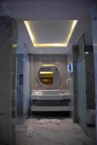 马萨阿拉姆Fantazia Resort Marsa Alam的一间带浴缸和大镜子的浴室