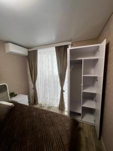哈尔科夫Kharkovlux的一间卧室设有一张床和一个大窗户