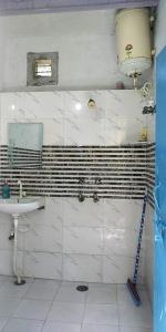 阿格拉Zigzag Homestay的白色的浴室设有水槽和镜子