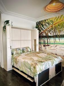 卢贝新城Baie-Des-Anges Studio Front de Mer的一间卧室配有一张带海滩壁画的大床