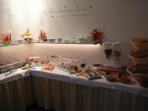 席德尔·施瓦伦贝尔德瑞塔内酒店的一张桌子,上面有自助餐