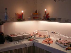 席德尔·施瓦伦贝尔德瑞塔内酒店的一张桌子,上面放着蜡烛,上面放着食物