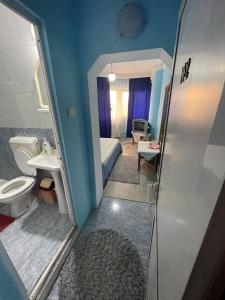 Motel Orion的一间带卫生间和水槽的小浴室