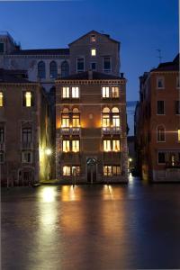 威尼斯大运河皮萨尼宫酒店的城市中一座大建筑