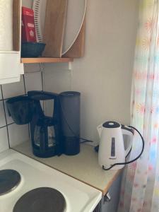 BurträskSvens Stuga的厨房柜台配有咖啡机和烤面包机