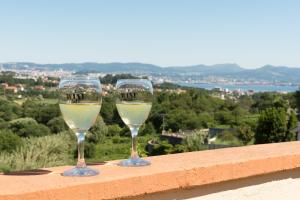 坎加斯德穆拉索Casa con jardín y gran terraza con vistas al mar的两杯白葡萄酒坐在一顶帐篷上