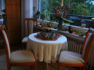 席德尔·施瓦伦贝尔德瑞塔内酒店的一张桌子、白色的桌布、椅子和窗户