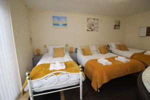 罗瑟勒姆Annex at 29B St Ann's的一间卧室配有两张带毛巾的床