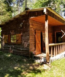 讷维克Ma Cabane Au Bord Du Lac的小木屋设有门廊和门