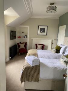 因弗内斯Beinn Mhor Lodge的一间卧室配有两张床和椅子
