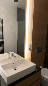 奥洛穆茨Kamel club restaurace a penzion的浴室设有白色水槽和镜子