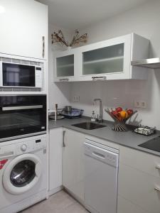 塞维利亚NOOL Sevilla的白色的厨房配有洗衣机和水槽